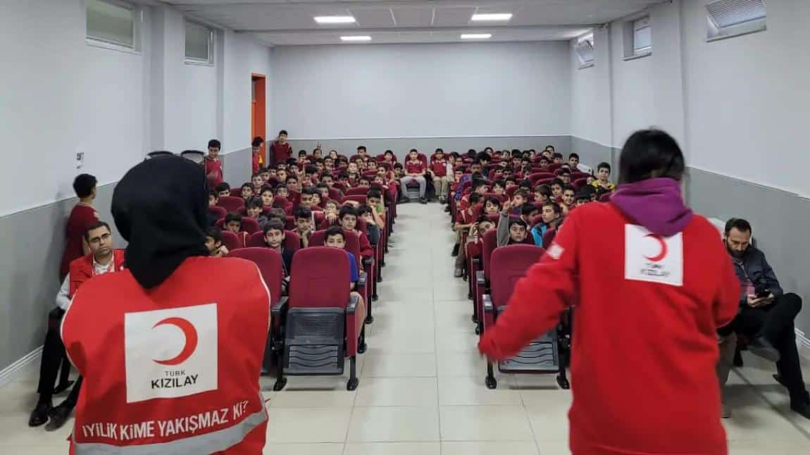 Genç Gönüllüler Kızılay Derneği çalışanlarınca Okulumuzda Farkındalık Eğitimi 